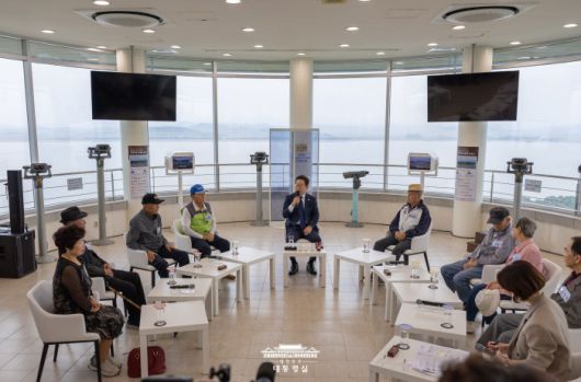 [서울=뉴스핌] 이재명 대통령이 3일 인천 강화군 강화평화전망대에서 실향민과 대화를 나누고 있다. [사진=대통령실] 2025.10.03 photo@newspim.com