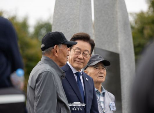 [서울=뉴스핌] 이재명 대통령이 3일 인천 강화군 강화평화전망대에서 실향민과 북녘을 바라보며 대화하고 있다. [사진=대통령실] 2025.10.03 photo@newspim.com