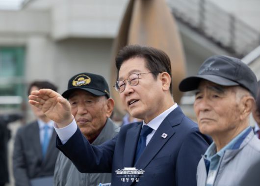 [서울=뉴스핌] 이재명 대통령이 3일 인천 강화군 강화평화전망대에서 실향민과 북녘을 바라보며 대화하고 있다. [사진=대통령실] 2025.10.03 photo@newspim.com