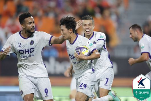 [서울=뉴스핌] 장환수 스포츠전문기자= 안양 김보경이 5일 강원 원정경기에서 후반 41분 동점골을 터뜨린 뒤 골 세리머니를 하고 있다. [사진=한국프로축구연맹] 2025.10.05 zangpabo@newspim.com