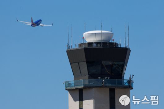 2025년 10월 1일, 미국 캘리포니아주 샌디에이고에서 연방 정부의 부분 폐쇄 첫날, 샌디에이고 국제공항 관제탑 옆으로 한 상업용 여객기가 이륙하고 있다. [사진=로이터 뉴스핌]