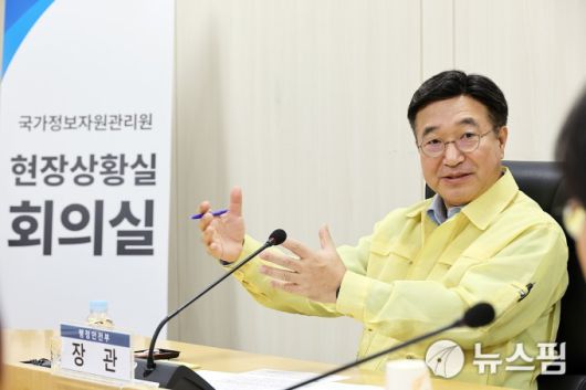 윤호중 행정안전부 장관이 8일 오후 국가정보자원관리원 대전센터를 방문하여 화재로 서비스가 중단된 행정정보시스템 복구현장을 점검한 뒤 복구계획 보고회를 하고 있다.[제공=행정안전부]