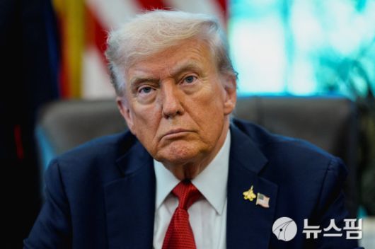 도널드 트럼프 대통령이 2025년 10월 6일 워싱턴 D.C. 백악관에서 알래스카 앰블러 광산 지구로 향하는 접근 도로 건설을 승인하는 행정명령 서명 행사에 참석했다.[사진=로이터 뉴스핌]