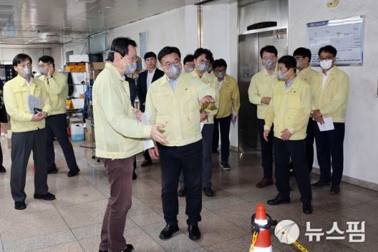 윤호중 행정안전부 장관이 8일 오후 국가정보자원관리원 대전센터를 방문하여 화재로 서비스가 중단된 행정정보시스템 복구현장을 점검한 뒤 복구계획 보고회를 하고 있다.[제공=행정안전부]