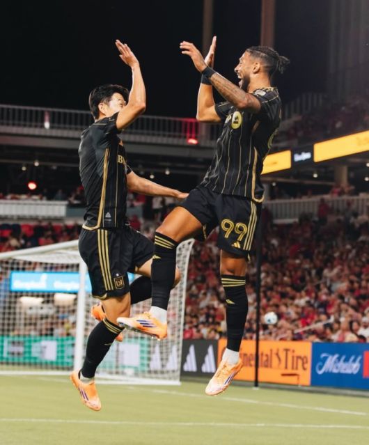 손흥민(왼쪽)이 지난 9월 28일 MLS 세인트루이스 시티 SC와의 원정 경기에서 골을 넣고 부앙가와 손을 마주치고 있다. [사진=LAFC]