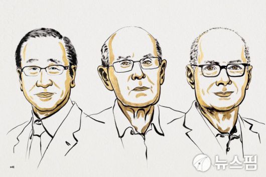 [노벨위원회 홈페이지=뉴스핌] 장일현 특파원 = 2025년도 노벨 화학상 수상자인 기타가와 수수무 일본 교토대 교수, 리처드 롭슨 호주 멜버른대 교수, 오마르 야기 미국 UC버클리대 교수(왼쪽부터). 2025.10.08. ihjang67@newspim.com