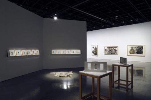 [서울=뉴스핌]이영란 미술전문기자=대구미술관의 이강소 회고전 '曲水之遊 곡수지유 실험은 계속된다'의 전시전경. [사진=대구미술관]  2025.10.08 art29@newspim.com