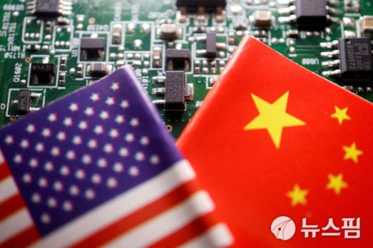 반도체와 미국, 중국 국기 일러스트 이미지. [사진=로이터 뉴스핌]