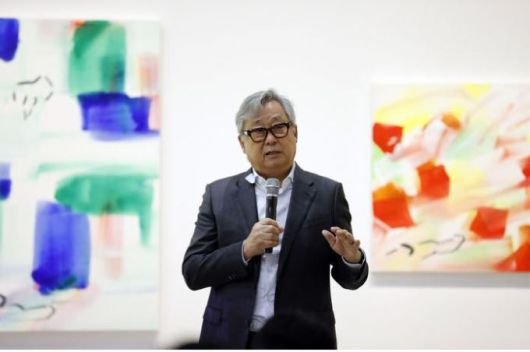 [서울=뉴스핌]이영란 미술전문기자= 무채색 그림에서 최근들어 다양한 색채들이 들어간 작업을 시도 중인 이강소 작가가 작품 앞에 섰다. [사진=대구미술관]  2025.10.09 art29@newspim.com