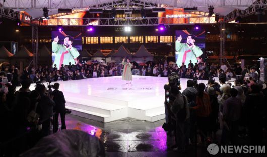 [서울=뉴스핌] 최지환 기자 = 11일 오후 서울 종로구 광화문광장에서 열린 한글한마당 기념행사에서 소리꾼 유태평양이 공연을 펼치고 있다. 2025.10.11 choipix16@newspim.com