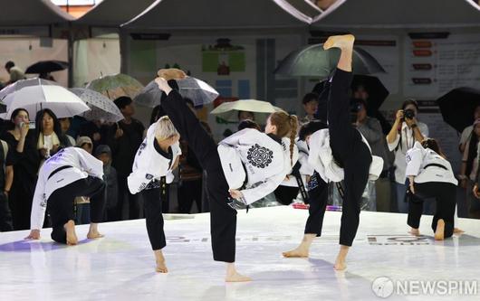 [서울=뉴스핌] 최지환 기자 = 11일 오후 서울 종로구 광화문광장에서 열린 한글한마당 기념행사에서 태권도 공연이 펼쳐지고 있다. 2025.10.11 choipix16@newspim.com