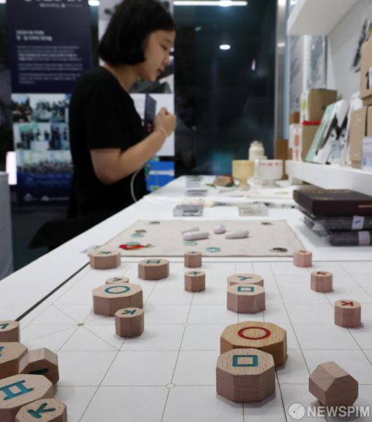 [서울=뉴스핌] 최지환 기자 = 11일 오후 서울 종로구 광화문광장에서 열린 한글문화산업전에서 시민들이 부스를 둘러보고 있다. 2025.10.11 choipix16@newspim.com