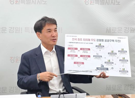 김진태 강원도지사 강원형 공공주택 사업에 대해 설명하고 있다.[사진=강원특별자치도] 2025.10.13 onemoregive@newspim.com