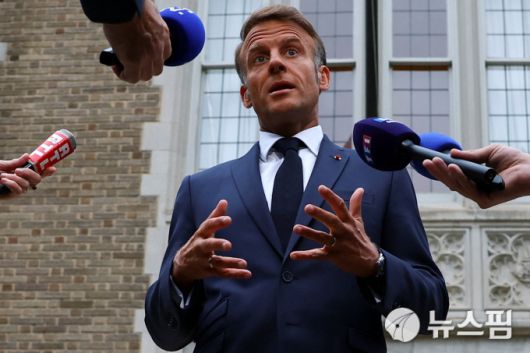 18일(현지시간) 백악관 회담 후 주미 프랑스 대사관 앞에서 취재진의 질문 받는 에마뉘엘 마크롱 프랑스 대통령. [사진=로이터 뉴스핌]
