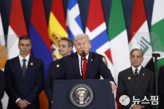 [샤름엘셰이크=로이터 뉴스핌]김근철 기자=도널드 트럼프 미국 대통령이 13일(현지시간) 이집트 샤름엘셰이크에서 열린 가자 평화 협정을 위한 정상회의에서 연설하고 있다. 2025.10.14 kckim100@newspim.com