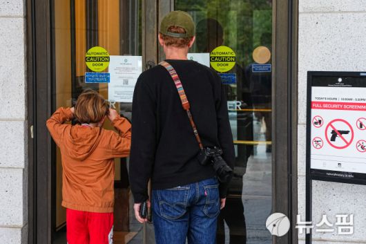 한 아이가 스미소니언 국립 자연사 박물관을 들여다보고 있다. 이 박물관은 임시로 예년 예산을 활용해 개관을 유지해 왔으나, 계속된 미국 연방정부 셧다운으로 해당 자금이 바닥나면서 2025년 10월 12일 결국 폐쇄됐다.﻿[사진=로이터 뉴스핌] 박정우 특파원 =  2025.10.14 dczoomin@newspim.com