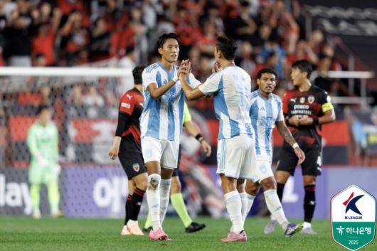 [서울=뉴스핌] 장환수 스포츠전문기자= 울산 허율이 13일 포항원정 경기에서 전반 43분 동점골을 터뜨린 뒤 축하를 받고 있다. [사진=한국프로축구연맹] 2025.09.13 zangpabo@newspim.com