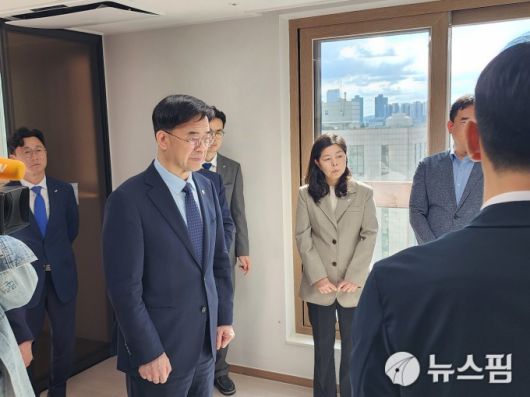 [서울=뉴스핌] 정영희 기자 = 이상경 국토교통부 1차관이 16일 서울시 동대문구 답십리동의 한 신축매입임대 오피스텔 현장을 찾아 점검에 나섰다. 2025.10.16 chulsoofriend@newspim.com