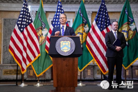 미국 재무장관 스콧 베센트 미국 재무장관과 제이미슨 그리어 미무역대표가 2025년 10월 15일 재무부 청사에서 합동 기자회견을 열었다. [사진=로이터 뉴스핌]
