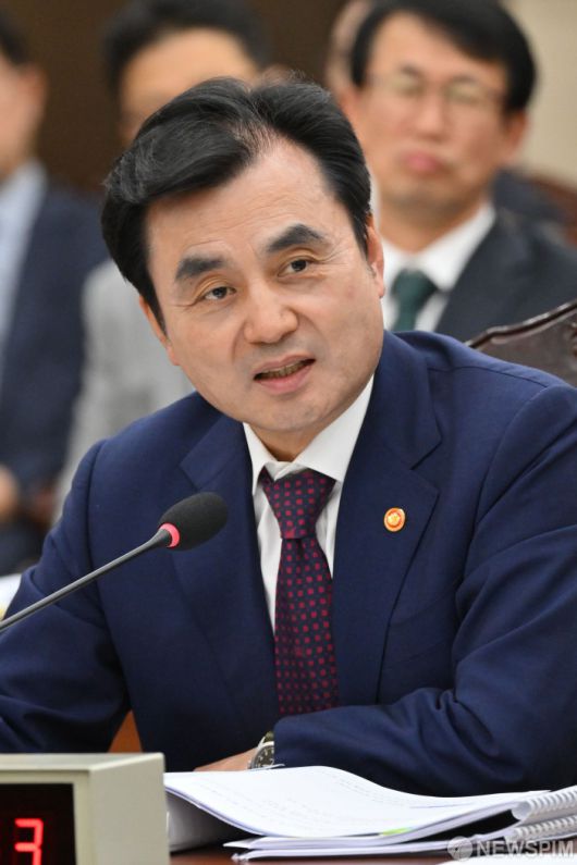 [서울=뉴스핌] 국회사진기자단 = 안규백 국방부 장관이 13일 오후 서울 용산구 국방부 청사에서 열린 '2025 국방부 국정감사'에서 의원들의 질의에 답하고 있다. 2025.10.13 photo@newspim.com