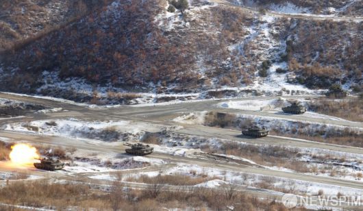 [포천=뉴스핌] 정일구 기자 = 6일 오전 경기 포천시 승진훈련장에서 열린 '2025년 전반기 한미연합 수도기계화보병사단(수기사) 통합화력 실사격 훈련'에서 K1A2 전차가 포를 발사하고 있다. 2025.03.06 mironj19@newspim.com