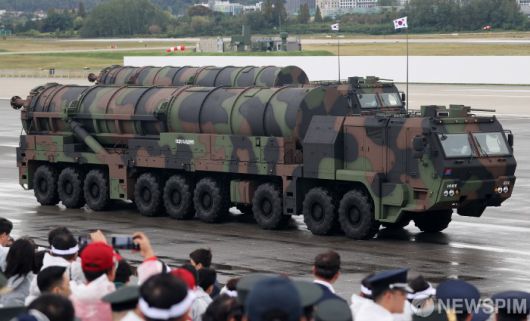 [성남=뉴스핌] 정일구 기자 = 1일 오전 경기 성남시 서울공항에서 열린 '건군 76주년 국군의 날 기념식'에서 지대지 미사일 현무-5가 분열하고 있다. 2024.10.01 mironj19@newspim.com