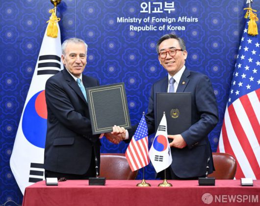 [서울=뉴스핌] 조태열(오른쪽) 외교부 장관과 필립 골드버그 주한미국대사가 4일 서울 종로구 외교부에서 한·미 방위비분담특별협정(SMA)에 서명 후 악수하고 있다. [사진=외교부] 2024.11.04 photo@newspim.com