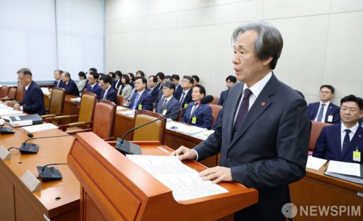 [서울=뉴스핌] 정일구 기자 = 정기석 국민건강보험공단 이사장이 17일 오전 서울 여의도 국회 보건복지위원회에서 열린 국민건강보험공단·건강보험심사평가원에 대한 국정감사에서 인사말을 하고 있다. 2025.10.17 mironj19@newspim.com