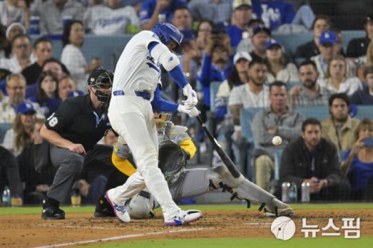 [로스앤젤레스 로이터=뉴스핌] 장환수 스포츠전문기자= 3-0으로 앞선 4회 솔로 홈런을 날린 오타니 쇼헤이. 2025.10.18 zangpabo@newspim.com