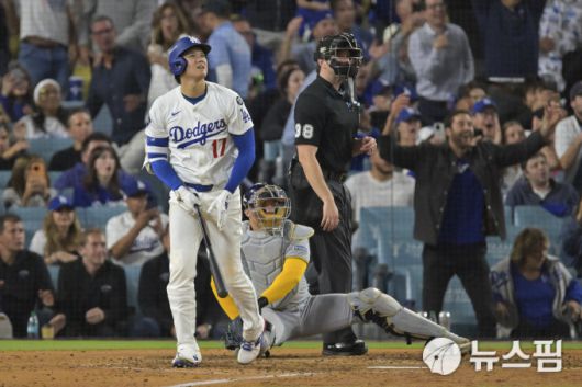 [로스앤젤레스=뉴스핌] 장환수 스포츠전문기자= 7회 연타석이자 경기 세 번째 홈런을 날린 오타니 쇼헤이. 2025.10.18 zangpabo@newspim.com