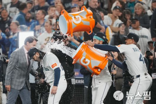 [시애틀 로이터=뉴스핌] 장환수 스포츠전문기자= 시애틀 J.P. 크로포드와 훌리오 로드리게스가 18일 토론토와 ALCS 5차전을 승리한 뒤 8회 역전 결승 만루홈런의 주인공 에우헤니오 수아레스에게 물폭탄 세례를 하고 있다. 2025.10.18 zangpabo@newspim.com