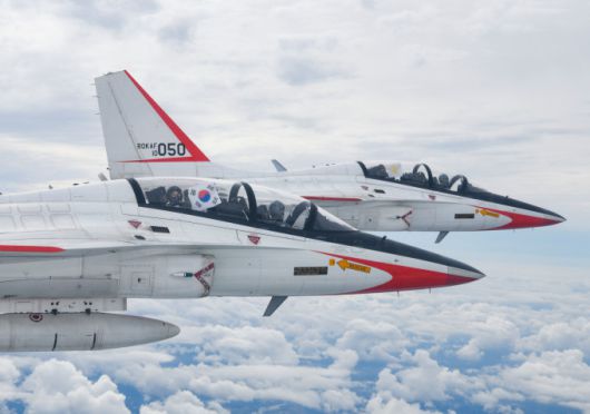 비행체험 중 T-50 훈련기안에서 태극기와 공군기를 들어보이고 있는 국민조종사. [사진=공군 제공]  2025.10.18 gomsi@newspim.com