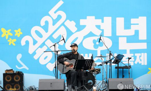 [서울=뉴스핌] 정일구 기자 = '히든스테이지 시즌3 TOP10' 김마누가 18일 오후 서울 서초구 반포한강공원 세빛섬 야외무대에서 감엔터테인먼트 주최로 열린 '2025 한강 청년 버스킹 축제'에서 라이브 공연을 선보이고 있다. 2025.10.18 mironj19@newspim.com