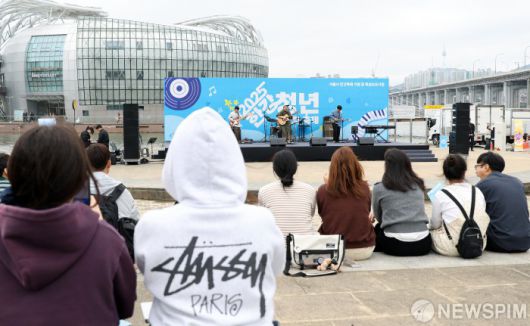 [서울=뉴스핌] 정일구 기자 = '히든스테이지 시즌3 TOP10' 오춘이 18일 오후 서울 서초구 반포한강공원 세빛섬 야외무대에서 감엔터테인먼트 주최로 열린 '2025 한강 청년 버스킹 축제'에서 라이브 공연을 선보이고 있다. 2025.10.18 mironj19@newspim.com