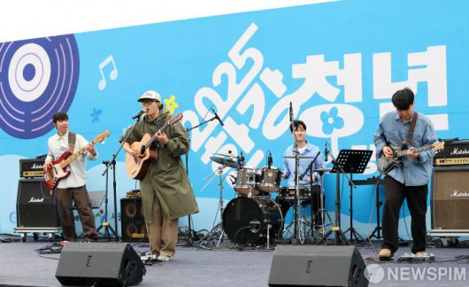 [서울=뉴스핌] 정일구 기자 = '히든스테이지 시즌3 TOP10' 오춘이 18일 오후 서울 서초구 반포한강공원 세빛섬 야외무대에서 감엔터테인먼트 주최로 열린 '2025 한강 청년 버스킹 축제'에서 라이브 공연을 선보이고 있다. 2025.10.18 mironj19@newspim.com