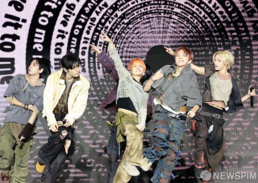 [서울=뉴스핌] 김학선 기자 = 그룹 보이넥스트도어(성호, 리우, 명재현, 태산, 이한, 운학)가 20일 서울 강서구 KBS아레나에서 열린 미니 5집 ‘The Action’ 쇼케이스에서 타이틀곡 '할리우드 액션'을 선보이고 있다. 타이틀곡 ‘할리우드 액션’은 할리우드 스타 같은 자신감이 느껴지는 노래다. 2025.10.20 yooksa@newspim.com