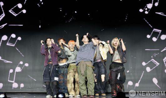 [서울=뉴스핌] 김학선 기자 = 그룹 보이넥스트도어(성호, 리우, 명재현, 태산, 이한, 운학)가 20일 서울 강서구 KBS아레나에서 열린 미니 5집 ‘The Action’ 쇼케이스에서 타이틀곡 '할리우드 액션'을 선보이고 있다. 타이틀곡 ‘할리우드 액션’은 할리우드 스타 같은 자신감이 느껴지는 노래다. 2025.10.20 yooksa@newspim.com