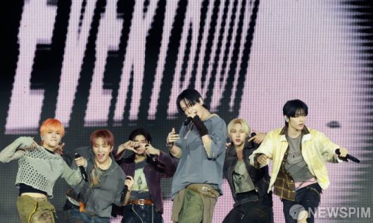 [서울=뉴스핌] 김학선 기자 = 그룹 보이넥스트도어(성호, 리우, 명재현, 태산, 이한, 운학)가 20일 서울 강서구 KBS아레나에서 열린 미니 5집 ‘The Action’ 쇼케이스에서 타이틀곡 '할리우드 액션'을 선보이고 있다. 타이틀곡 ‘할리우드 액션’은 할리우드 스타 같은 자신감이 느껴지는 노래다. 2025.10.20 yooksa@newspim.com