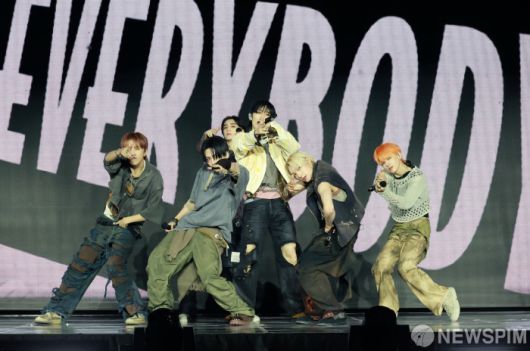 [서울=뉴스핌] 김학선 기자 = 그룹 보이넥스트도어(성호, 리우, 명재현, 태산, 이한, 운학)가 20일 서울 강서구 KBS아레나에서 열린 미니 5집 ‘The Action’ 쇼케이스에서 타이틀곡 '할리우드 액션'을 선보이고 있다. 타이틀곡 ‘할리우드 액션’은 할리우드 스타 같은 자신감이 느껴지는 노래다. 2025.10.20 yooksa@newspim.com