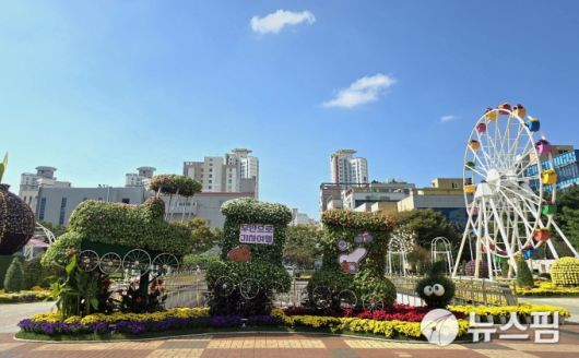 [무안=뉴스핌] 조은정 기자 = '2025년 무안군화 국화전시회'가 열리고 있는 전남 무안군 삼향읍 남악 중앙공원. 2025.10.23 ej7648@newspim.com