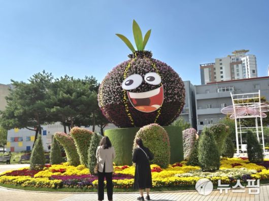 [무안=뉴스핌] 조은정 기자 = '2025년 무안군화 국화전시회'가 열리고 있는 전남 무안군 삼향읍 남악 중앙공원. 2025.10.23 ej7648@newspim.com