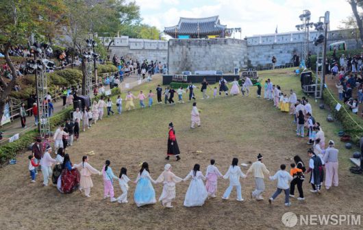 [서울=뉴스핌] 양윤모 기자 = 25일 오후 부산시 동래구(구청장 장준용)가 주최한 '제31회동래읍성역사축제' 북문광장에서 임진왜란 당시 치열했던 동래성 전투를 재현한 실경 뮤지컬 ‘외로운 성’ 공연이 펼쳐지고 있다.‘동래성 사람들, 역사와 미래를 잇다’라는 새로운 슬로건으로 열리는 올해 축제는 동래성 항전 이야기에 4차 산업 기술을 접목한 새로운 체험과 공연으로 열렸다.  [사진=동래구청] 2025.10.26 yym58@newspim.com