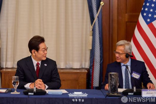 이재명 대통령이 지난 8월 25일(현지시간) 미국 워싱턴DC 윌라드 호텔에서 열린 한미 비즈니스 라운드 테이블에서 젠슨 황 엔비디아 최고경영자와 대화를 나누고 있다. [사진=대통령실]