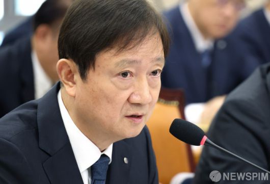 [서울=뉴스핌] 정일구 기자 = 이찬진 금융감독원장이 27일 오전 서울 여의도 국회 정무위원회에서 열린 금융위원회·금융감독원 등에 대한 종합감사에서 의원 질의에 답하고 있다. 2025.10.27 mironj19@newspim.com