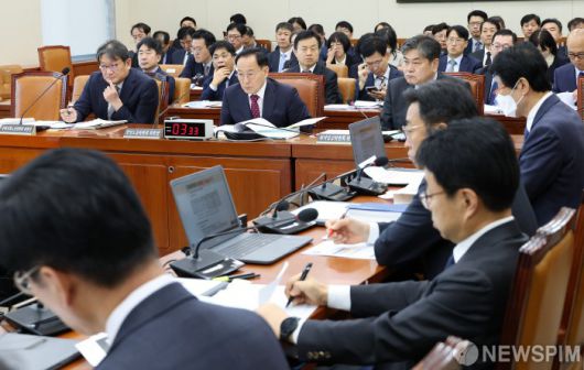 [서울=뉴스핌] 정일구 기자 = 권기섭 경제사회노동위원회(경사노위) 위원장, 김태기 중앙노동위원회 위원장, 이인재 최저임금위원회 위원장이 27일 서울 여의도 국회 기후에너지환경노동위원회에서 열린 경제사회노동위원회 등에 대한 국정감사에서 의원 질의를 경청하고 있다. 2025.10.27 mironj19@newspim.com