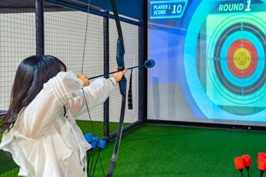 [서울=뉴스핌] 최문선 기자 = 원더스페이스 실내 스포츠 시설에서 스크린 양궁을 즐기는 모습. [사진=한국관광공사] 2025.10.28 moonddo00@newspim.com