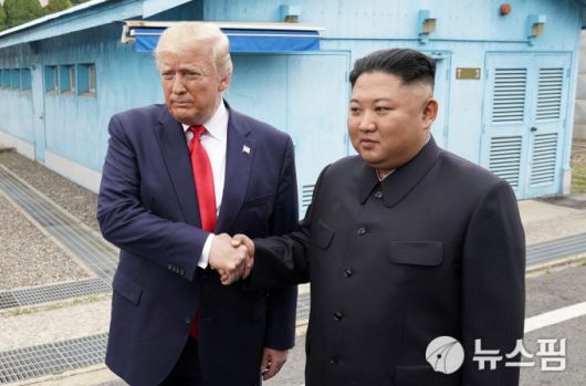 도널드 트럼프 미국 대통령과 김정은 북한 국무위원장 2019년 6월 30일 판문점에서 만나 악수하고 있다. [사진=로이터 뉴스핌]