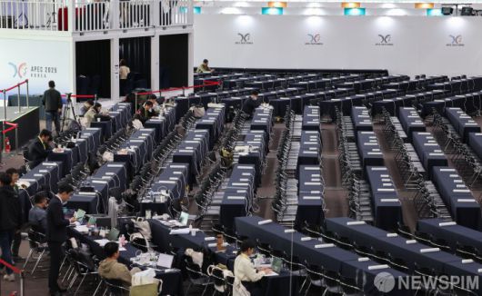 [서울=뉴스핌] 2025 경주 아시아태평양경제협력체(APEC) 정상회의 주간이 27일 시작됐다. 사진은 개막을 하루 앞둔 지난 26일 경북 경주 보문단지 내 국제미디어센터의 모습. [사진=APEC 2025 KOREA & 연합뉴스] 2025.10.27 photo@newspim.com