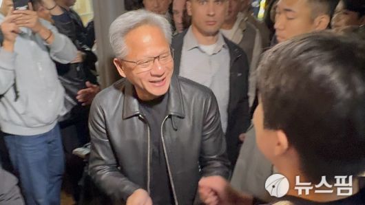 [서울=뉴스핌] 김정인 기자 = '치맥 회동'에 등장한 젠슨 황 엔비디아 CEO 2025.10.30 kji01@newspim.com 2025.10.30