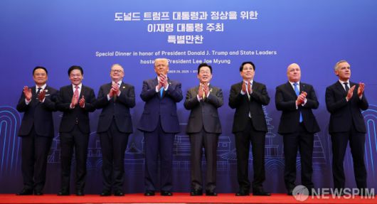 [서울=뉴스핌] 이재명 대통령이 29일 경북 경주 힐튼호텔 그랜드볼룸에서 이 대통령 주최 정상 특별만찬에 참석한 정상들과 기념촬영을 하고 있다. 왼쪽부터 아누틴 찬위라꾼 태국 총리, 로런스 웡 싱가포르 총리, 앤서니 앨버니지 호주 총리, 도널드 트럼프 미국 대통령, 이 대통령, 르엉 끄엉 베트남 국가주석, 크리스토퍼 럭슨 뉴질랜드 총리, 마크 카니 캐나다 총리. [사진=APEC 2025 KOREA & 연합뉴스] 2025.10.29 photo@newspim.com